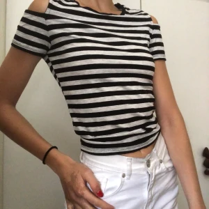 Snygg tröja - Denna kroppspassade tröja är aldrig använd och är som ny. Den är i storlek M men passar mig som skiftar mellan XS och S.