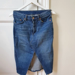 Jeanskjol i midilängd  - Jeanskjol i mörkblå stretchig denim i midilängd.