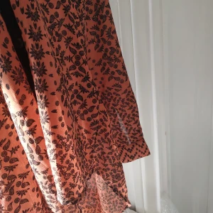 Tröja Vero Moda  - Så fin tröja som jag fick i present! Tyvärr liten på mig (är storlek M/L i överdel). Underbart vackert tyg som är lagom seethrough :) aldrig använt (förutom för att ta bilderna) med lapparna kvar! Nypris: 299kr, säljs för 80kr exkl frakt!