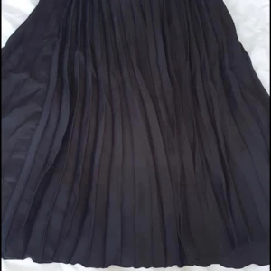 Oanvända kjol Gina tricot  - Svart kjol från Gina tricot helt ny! Mötas upp i Malmö eller kan skicka den men köparen står för frakten! Slutsåld!! 