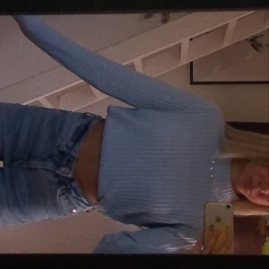 Stickad tröja - Baby blå stickad tröja ifrån Hm, har en svag fläck lång ner, men den sys ej om mn viker upp den som på bilden