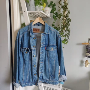 Jeansjacka - Jacka som jag köpte på secondhand ett antal år sedan, i gott skick!👼 