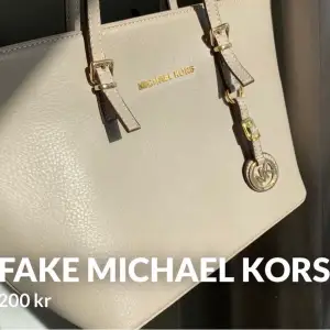 Säljer min fake Michael kors väska från kreta trots att den är fake är den i super bra skick💜