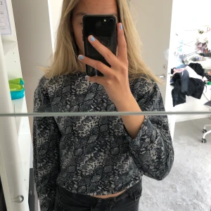 Tjocktröja  - En tjock tröja från zara med orm mönster, lite kroppad. Använde ett få tal gånger💕 90kr (+frakt)