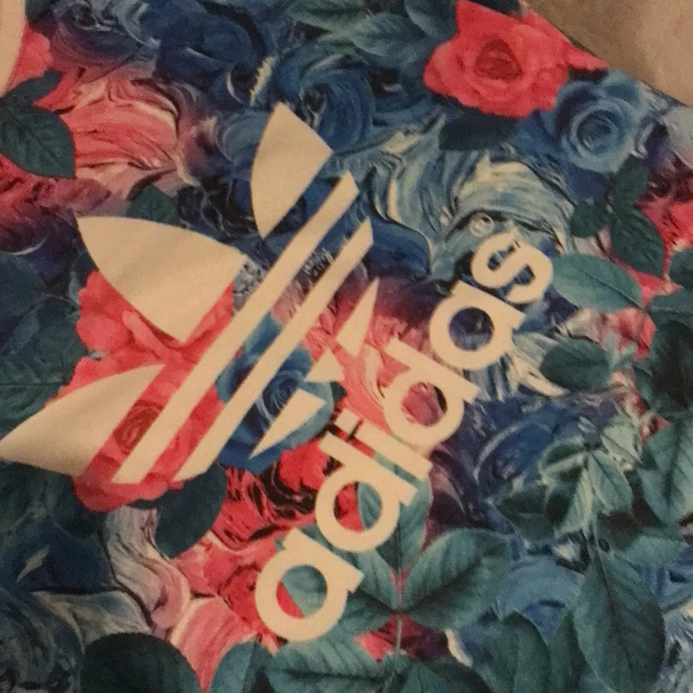 Storlek är XXL men passar som s fin adidas t-shorts med blommor. T-shirts.