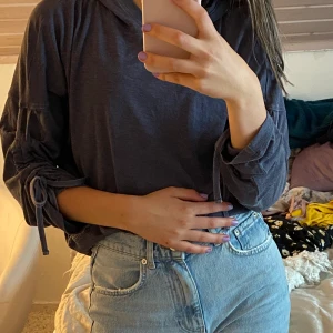 Tröja från dkny  - Jättefin oanvänd tröja från dkny. Armarna går att Justera och den har en tunn luva. Pris kan diskuteras och köparn står för frakt