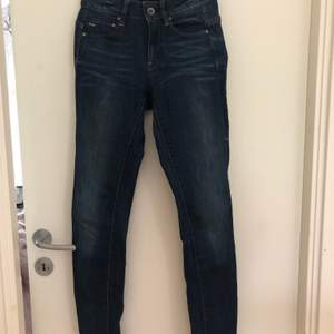 G-Star jeans Midge med dragkedjor på bakfickorna, storlek 24. Nypris ca 1 200kr, sparsamt använda och i mycket fint skick!❤️ Vid köp står köparen för frakt eller så möts vi upp i kvarnby. 