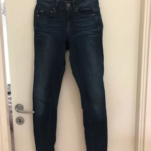 G-Star Midge skinny jeans - G-Star jeans Midge med dragkedjor på bakfickorna, storlek 24. Nypris ca 1 200kr, sparsamt använda och i mycket fint skick!❤️ Vid köp står köparen för frakt eller så möts vi upp i kvarnby. 