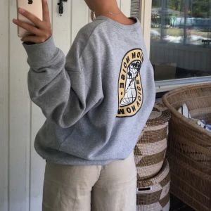 Collegetröja  - En grå snygg collegetröja med tryck både fram och bak. Köpt på byond retro. Skulle säga att den passar mellan XS-XL beroende på hur man vill att den sitter. 🦋