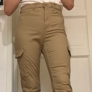 Cargo byxor - Cargo Jeans med fickor på benen (färg: beige) storlek:L men är som en XS/S (skriv för fler bilder!)💞💞