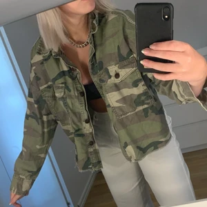 Militärjacka - Snygg militärjacka i croppad modell. Storlek M. Köpt på Primark förra året. I bra skick. Pris 100kr. Frakt tillkommer