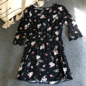 Klänning  - Klänning med blommigt mönster