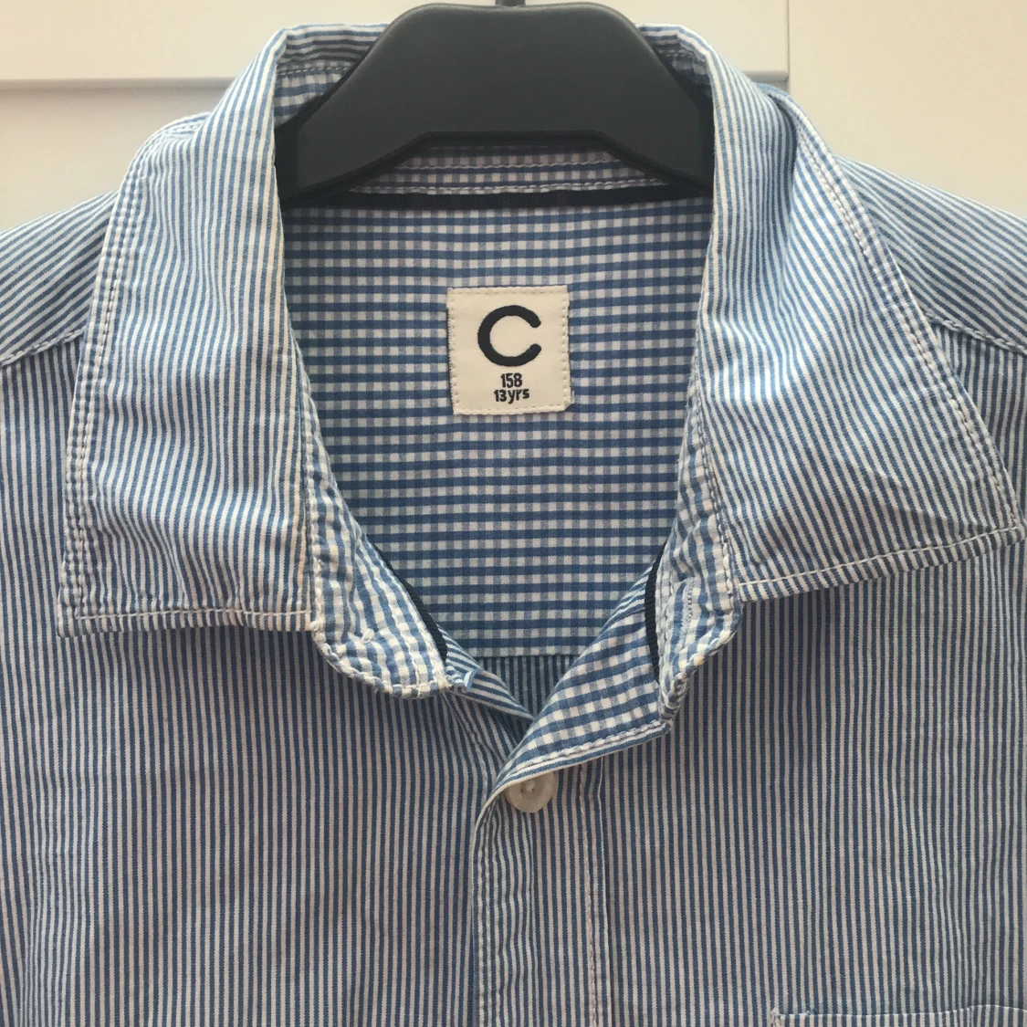 Blå och vit skjorta - 91