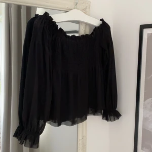 Mesh topp från GinaTricot - Super söt topp från GinaTricot i storlek S/M. Inte blivit använd de senaste 2 åren. Rekommenderar att ha något under, tillexempel en bandoutopp! Köparen står för frakt 🧡