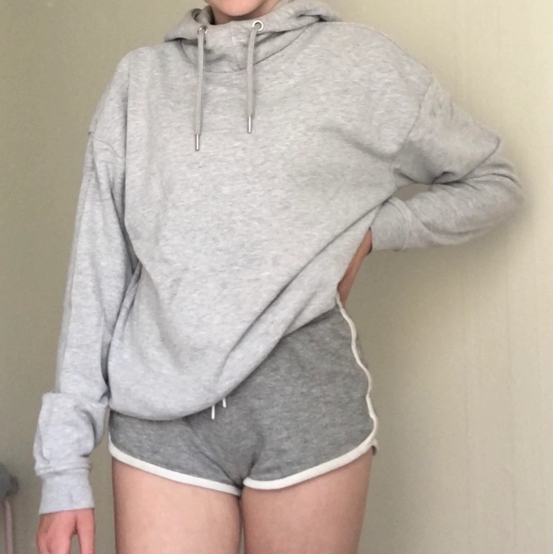 GrĂ„ turtleneck hoodie đ€