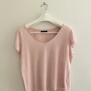 Ljusrosa t-shirt - Lite genomskinlig söt rosa t-shirt från KappAhl:) Frakt: 45kr