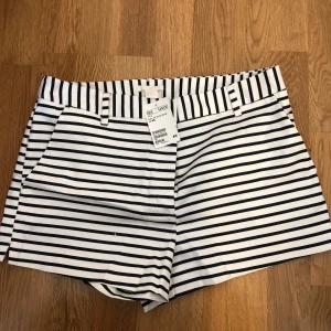 Shorts h&m - Oanvänt short från hm prislappen sitter kvar. Kan mötas up i Stockholm eller fraktas men köparen står för frakten.