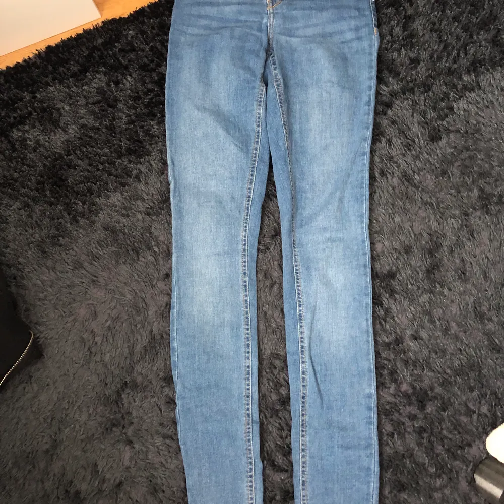 Ljusblå jeans från Gina Tricot i väldigt bra skick. Sitter ordentligt och går att använda bälte med. Säljes på grund av att den är väldigt lång för mig då jag är kort i längden. . Jeans & Byxor.