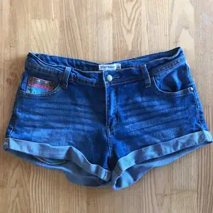 Fina Jeans shorts som är bra använda men syns inte. Inte säkert på storleken men skulle säja 38. Köparen står för krakten.