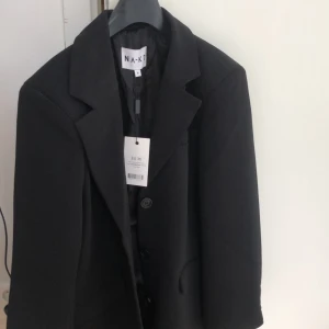 Blazer - OANVÄND svart oversized blazer från NA-KD, i storlek 36! Nypris 699kr