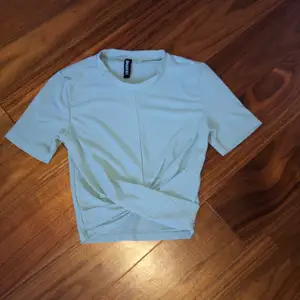 Ljusblå kroppad t-shirt med knytning.💙