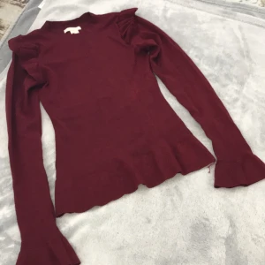 H&m vinröd tröja - Vinröd,skön och väldigt snygg. Storlek XS, använder inte för har växt ut ur den. En utav mina favoriter. Kan passa all ålder.  Kan mötas upp annars står köparen för frakten. Stockholm! 