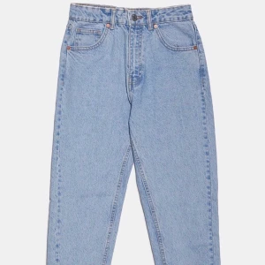 Mom jeans - Mom jeans ifrån zara! Har ett litet hål vid sidan. På andra bilden ser ni den rätta färgen☺️ hör av er om ni har funderingar!🤍