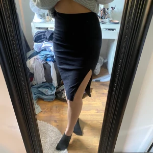 Kjol med slits - Fin kjol från Cubus! Frakten ingår i priset