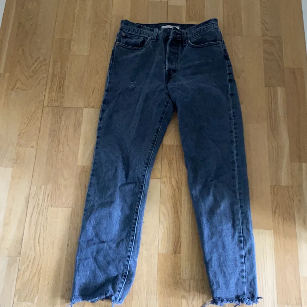 Jätte snygga levi’s jeans som jag köpte här på Plick men ej kommer till andvändnig! Köparen står för frakt som ligger på 59kr. Jeans & Byxor.