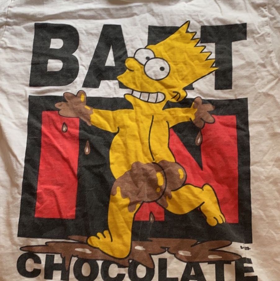 En rolig och söt t-shirt med The Simpsons tema tryck på framsida och logga på nedre baksida. Storlek XS/S. Ser lite skrynklig ut men går såklart att stryka!✨ Kan mötas upp var som i Skåne annars står köparen för frakt! Hör av dig för mer info/bilder💖. T-shirts.
