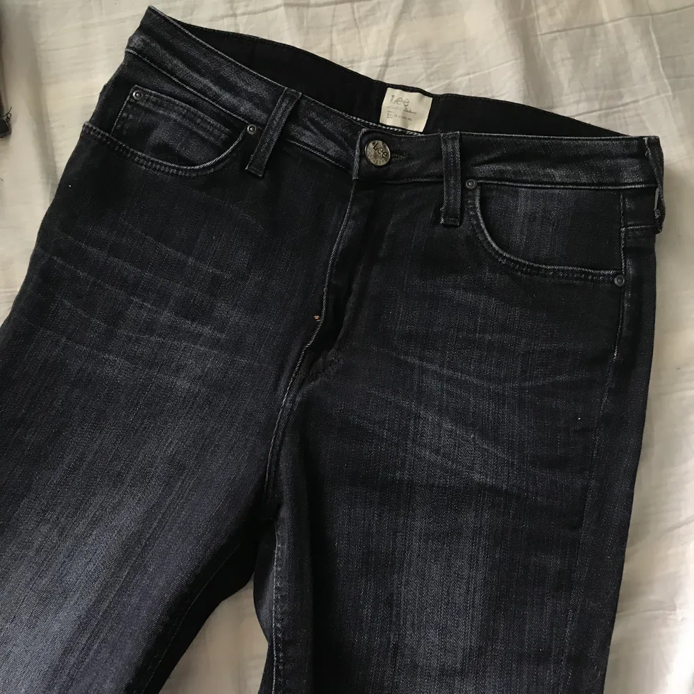 Ett par svart/grå lee jeans, använda fåtal gånger. Rätt hög i midjan. Köparen står för frakten!  . Jeans & Byxor.