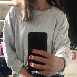 Tröja - Tröja med pärlor i strl S ifrån ZARA, skön tröja med cool passform 