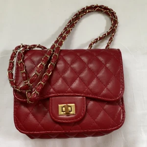 Röd snygg väska  - En liten snygg röd väska! Fungerar perfekt för att få din outfit lite mer färgglad! 😎 köpt i utlandet använd en del! Frakt cr.63kr