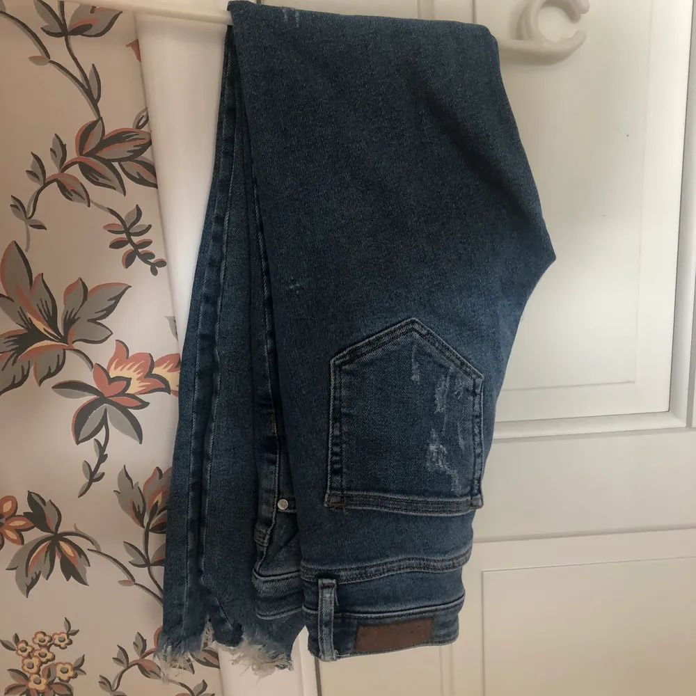 Blåa jeans med slitningar ifrån bikbok, jätte sköna och snygg passform :) strl 27 passar mig som är ungefär 168 - 170 cm. Jeans & Byxor.