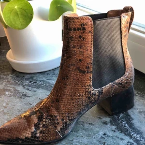  - Ormskinnsboots från & Other Stories 