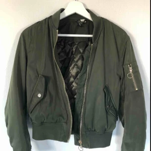  - Militärgrön bomberjacka från H&M. Lite tjockare i material så funkar även när det är kallare. Frakt tillkommer