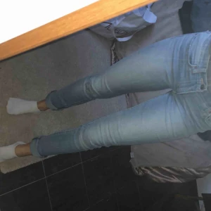  - Snygga ljusblå jeans från Levis. Långa i benen så passar många längder. Kan sys upp osv. Lappad på ett knä men då lappen är i samma färg som tyget syns det inte. 711 skinny.