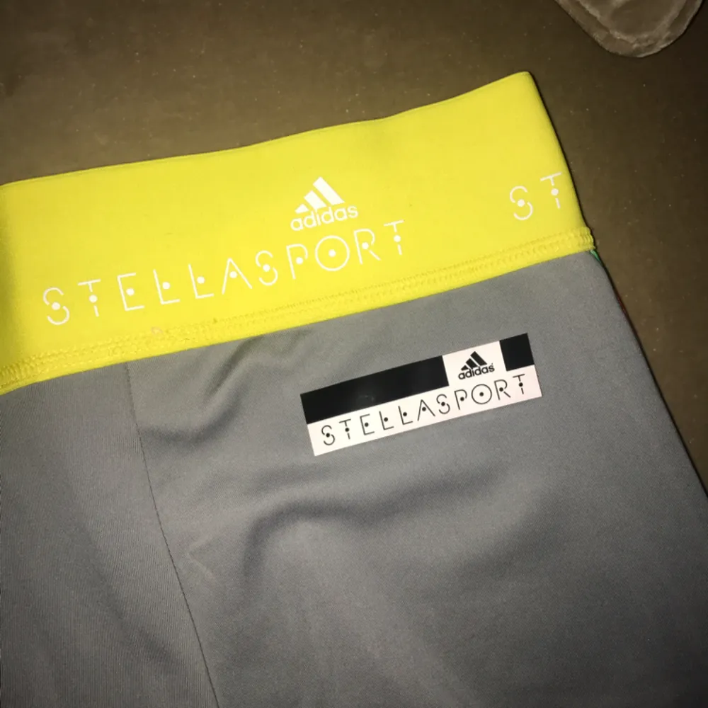 Ursnygga träningsbyxor från Stellasport för adidas.  Dyra i inköp, nu 250:- (frakt ingår ej i priset)   Helt oanvända! . Jeans & Byxor.