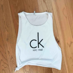  - 90tals-linne med öppna sidor från Calvin Klein. Använt mkt sparsamt, köpt juli 2018. Sitter något oversized på mig som är xs. Nypris 400kr. Frakt tillkommer