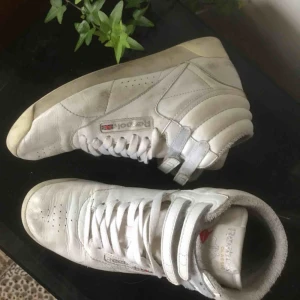  - Snygga Reebok Classics! För små för mig. Köpta second hand, därmed slitningar (se bild). Storlek 37! Köparen står för frakt, möts annars upp i Umeå.