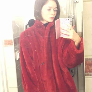  - Coolaste fake-pälsen! Oversize och slutar precis över mina knän (är 1,72). Säljer då jag har för många pälsar😓 Märke okänt då jag köpte den secondhand för 400kr. Fungerande fickor och spännen 🌟