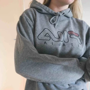  - Säljer mina FILA hoodie! Köpt second hand för nåt år sen. Använd en del men fortfarande i väldigt bra skick utan fläckar. Hör gärna av er för fler bilder eller exakta mått. ❣️ Möts upp i Malmö eller fraktar mot kostnaden.