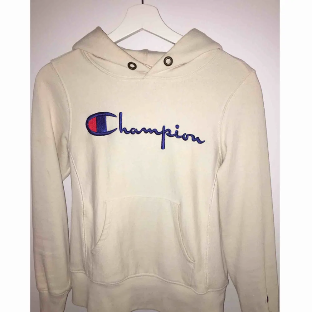 Champion hoodie som jag använt kanske 3 gånger max? Köpte i somras för runt 800kr. Snyggt och basic vardags plagg! Säljer då jag tycker den sitter lite för tajt på mig:(💕. Hoodies.