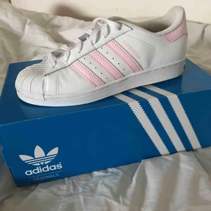  - Dom klassiska adidas superstars i en ny tappning med rosa detaljer. Knappt använda och fint skick. Dom rosa detaljerna har ormskinn liknade mönster. 💘 endast swish 💘 