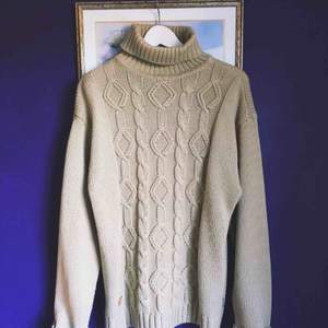 En jättemysig oversized stickad sweater med hög hals från Alphadventure. Varm och gosig, underbar för hösten/vintern! Inte stickig.  Använd typ 10 gånger. Storlek: L Nypris: 500:-