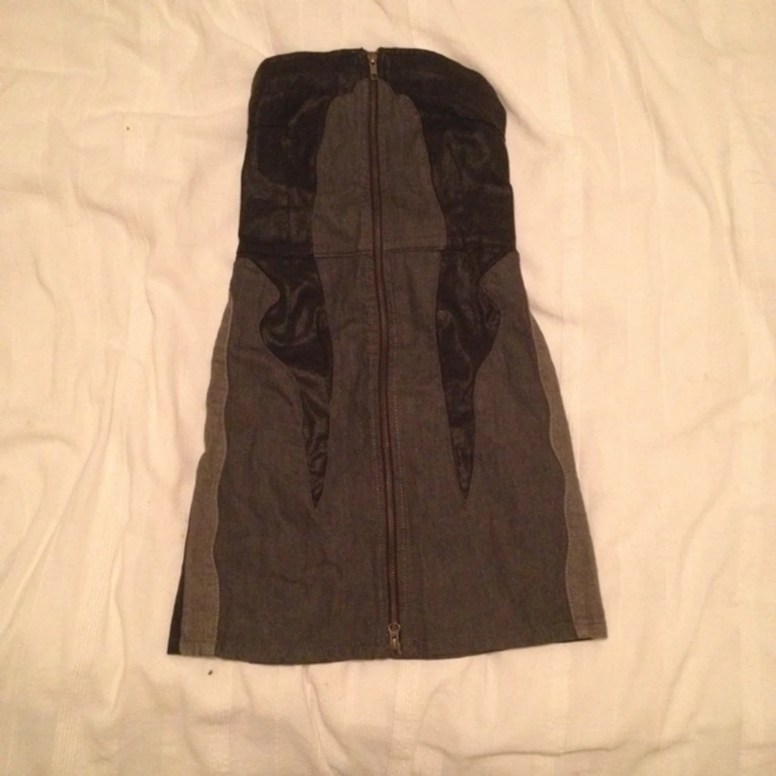 Klänning med skinnliknande detaljer. Prislapp kvar. Aldrig använd. Nypris 699 kr  - 1395012805