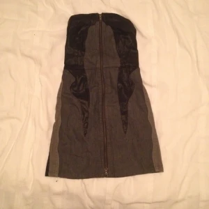 Klänning med skinnliknande detaljer. Prislapp kvar. Aldrig använd. Nypris 699 kr  - Klänning med skinnliknande detaljer. Prislapp kvar. Aldrig använd. Nypris 699 kr 