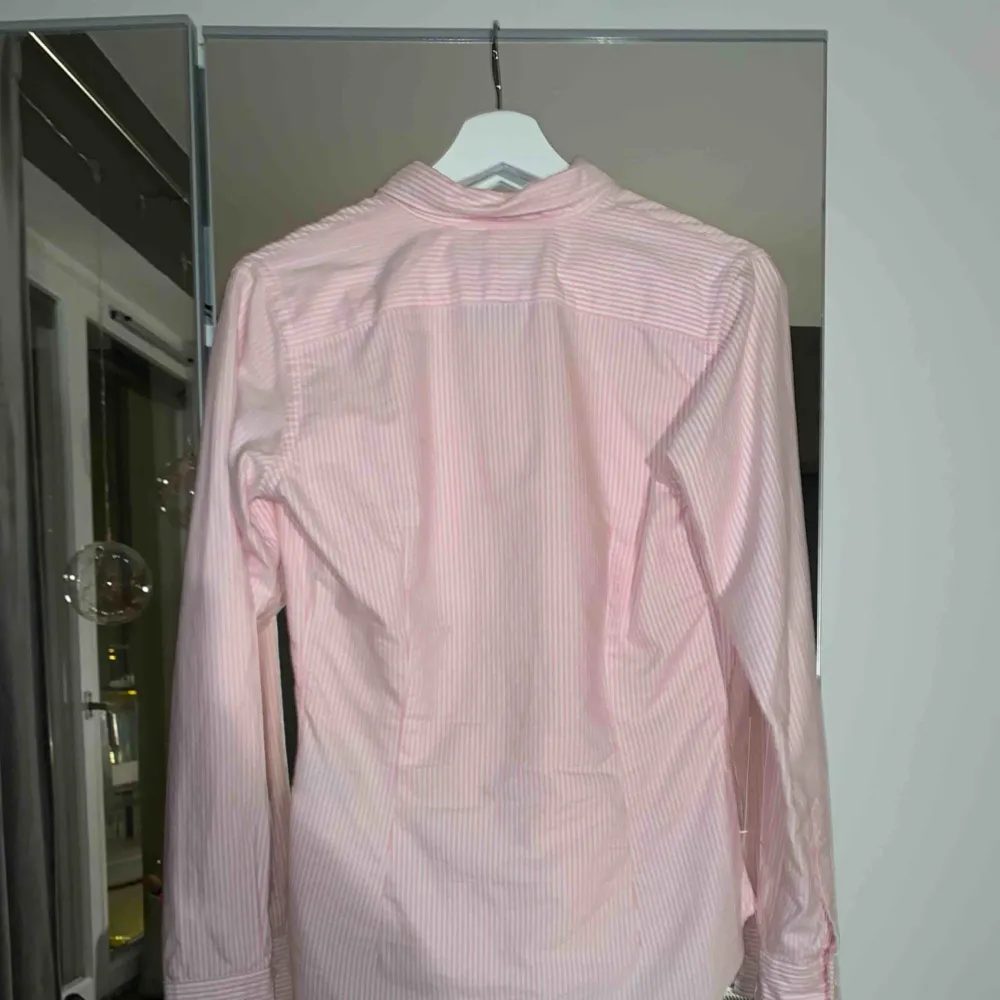 Skjorta från Ralph Lauren i storlek S. I fint skick och knappt använd, inga slitage. 150kr + frakt. Skjortor.