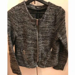  - Snygg överkofta/jacka i svart, grå och silver med två framfickor. Bra skick!  100kr, köpare betalar frakt 