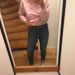  - Snygga sköna blåa jeans, högmidjade o stretchiga, kortare i benen